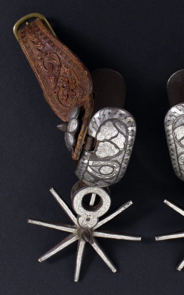 Pareja de espuelas mexicanas decoradas en plata, hacia 1900. - Imagen 2