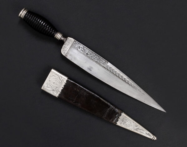 Cuchillo de Málaga con elementos de plata cincelada, siglo XIX.