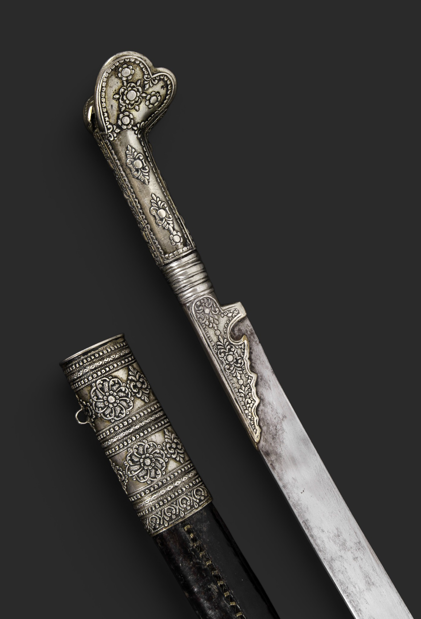 Yatagán otomano con guarniciones de plata, hacia 1800 - Imagen 4
